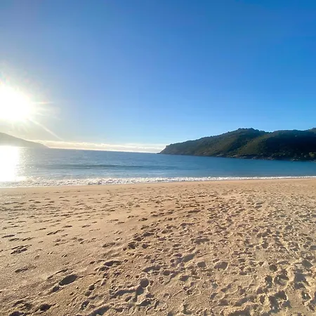 Tres Bel Les Pieds Dans L'eau
