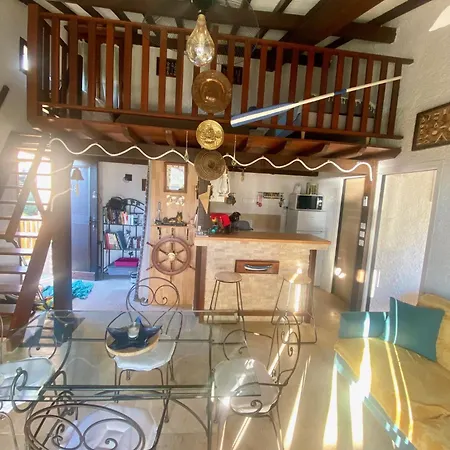 Tres Bel Les Pieds Dans L'eau *