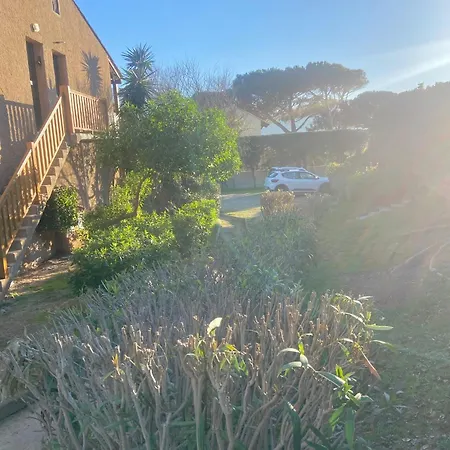 Tres Bel Les Pieds Dans L'eau